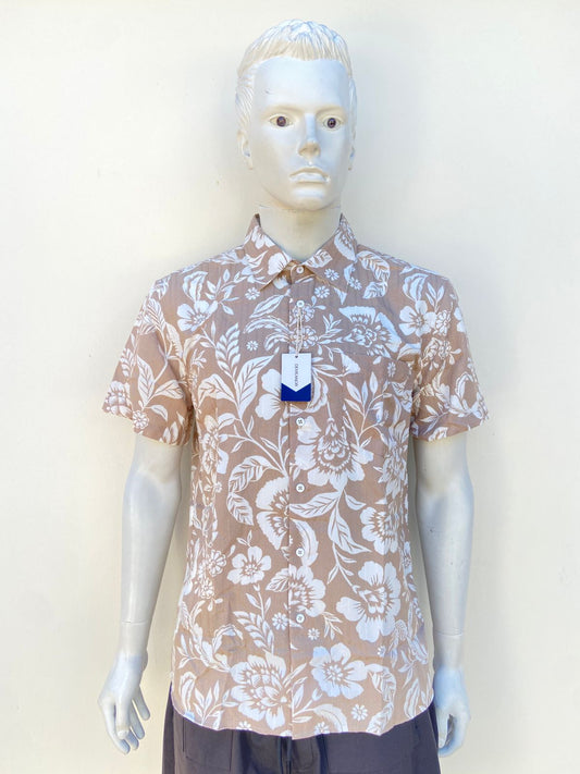 Camisa DEMEANOR original, crema  con estampado de Flores en colores blanco.