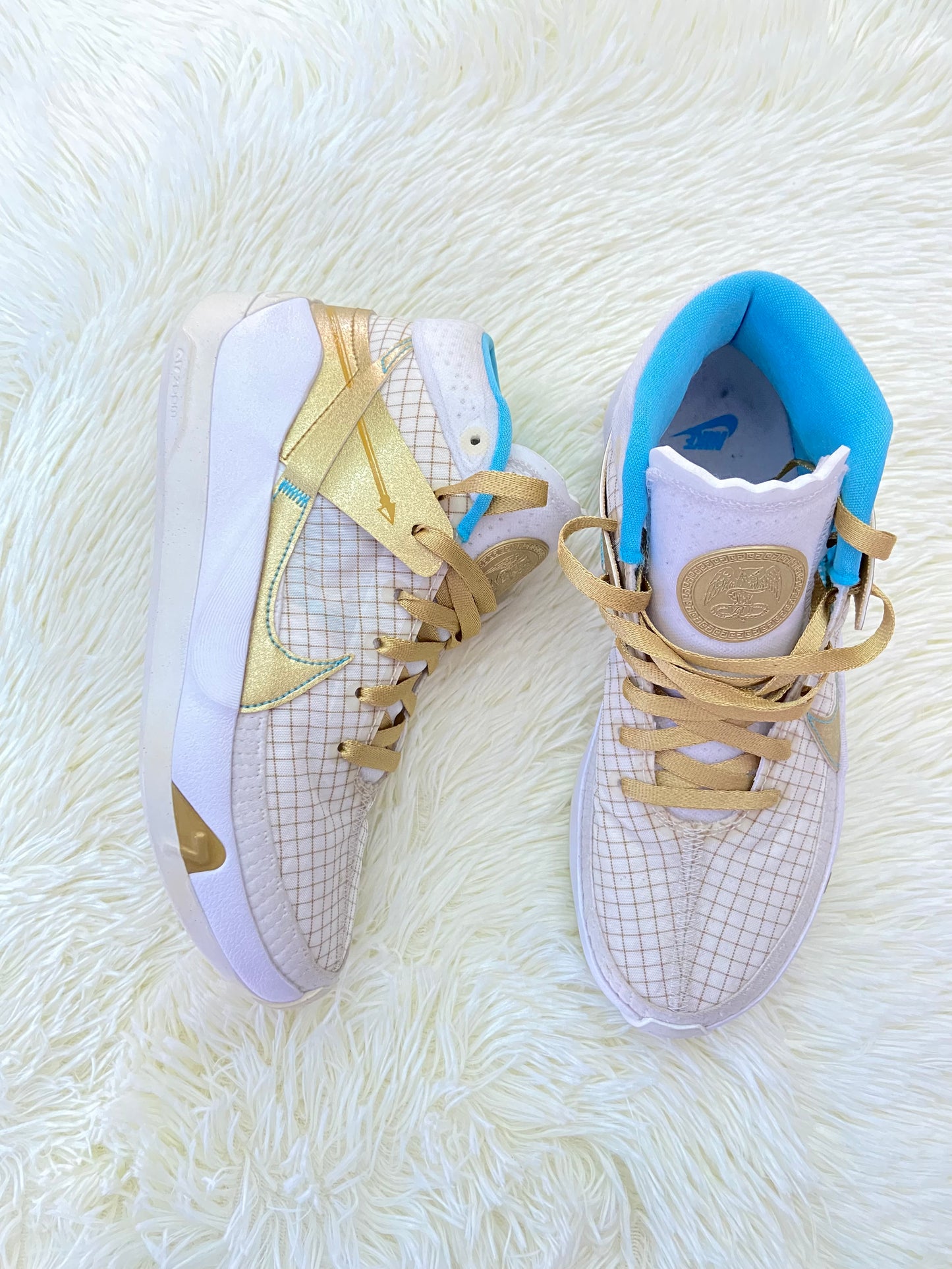 Tenis NIKE original blanco con dorado y azul y detalles de cuadros, altos.