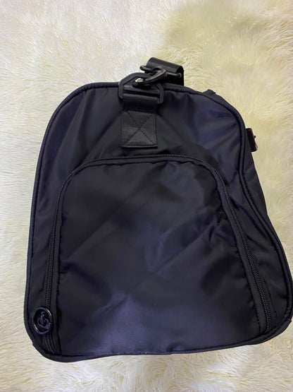 Bulto de viaje o gimnasio, negro con varios compartimentos y lazo adicional