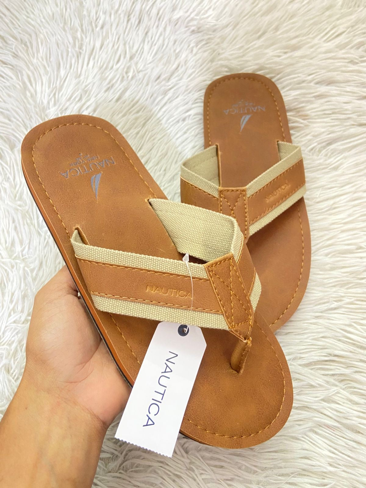 Sandalias Nautica Original en color marron con detalle beige ( crema) al frente y letra nautica al frente y en el interior.