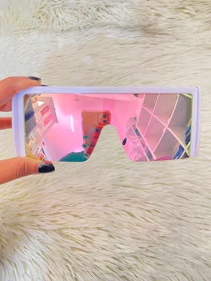 Lentes, rosado con montura blanca, cuadrados grande, con protecciones UV 100%.