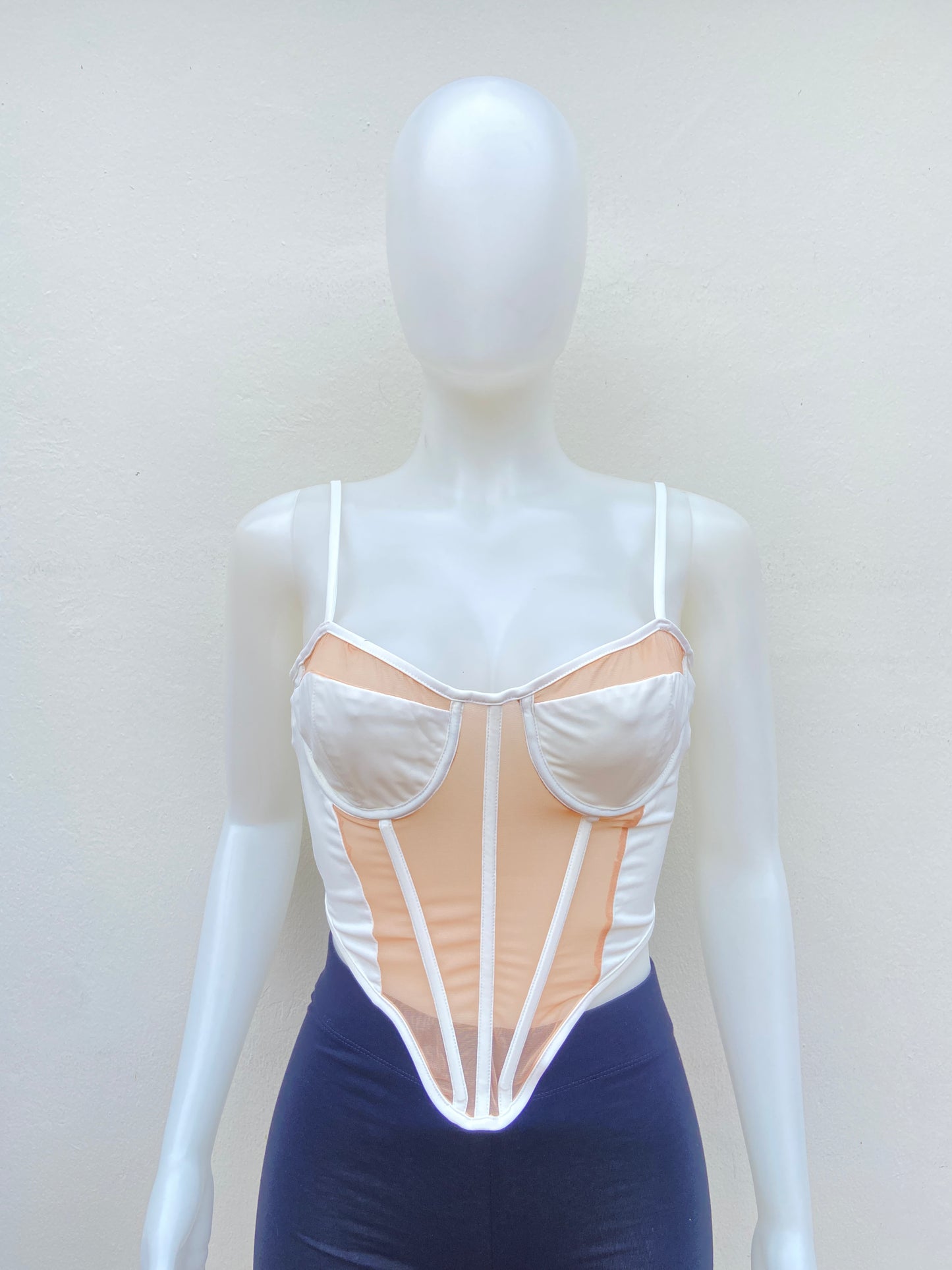 Top/corset blanco con naranja transparente.