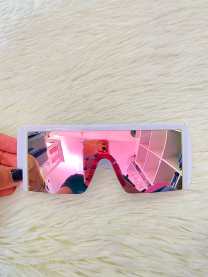 Lentes, rosado con montura blanca, cuadrados grande, con protecciones UV 100%.