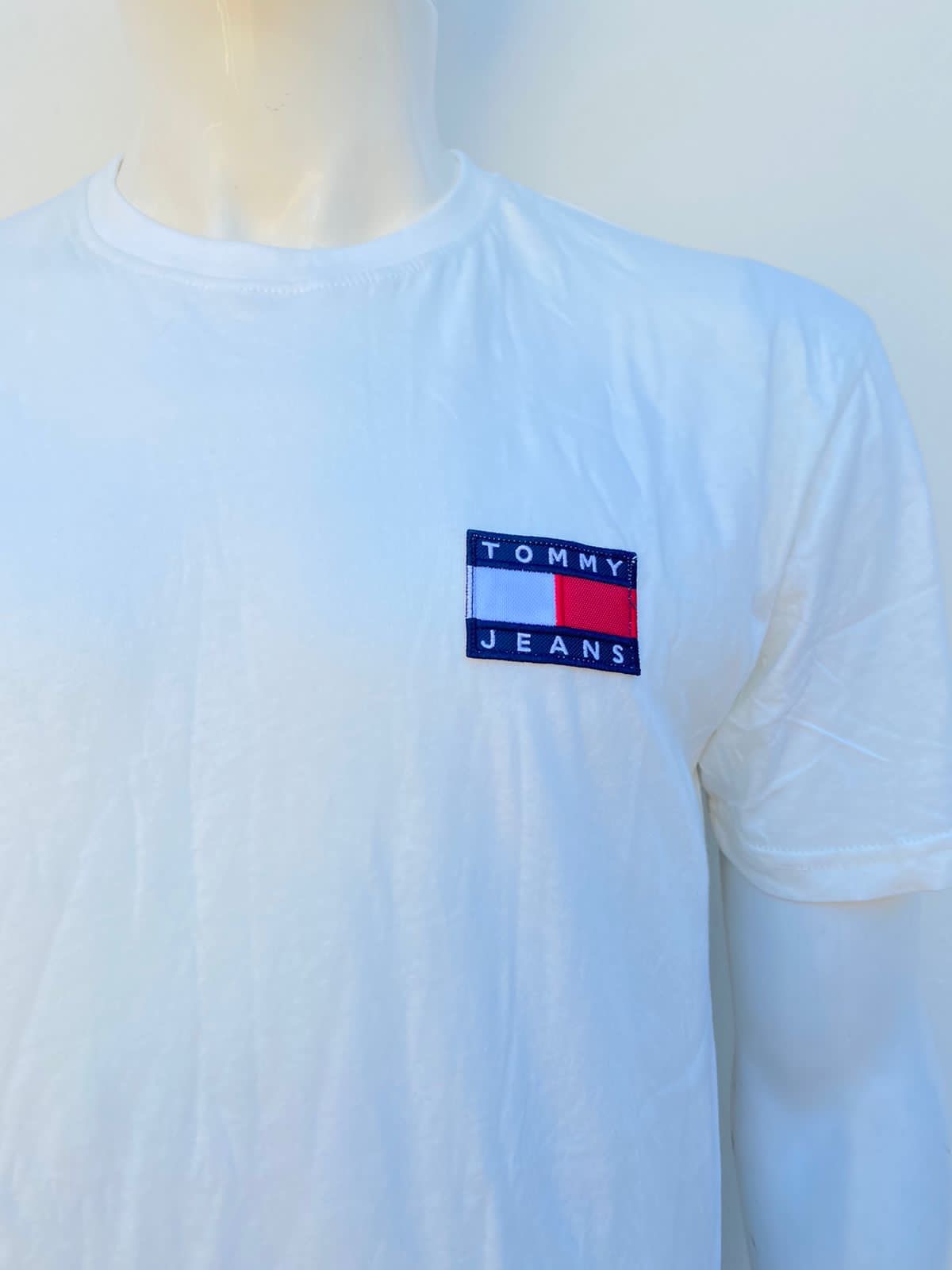 T-shirt Tommy Hilfiger original blanco hueso/ crema con logotipo de la marca en lado.