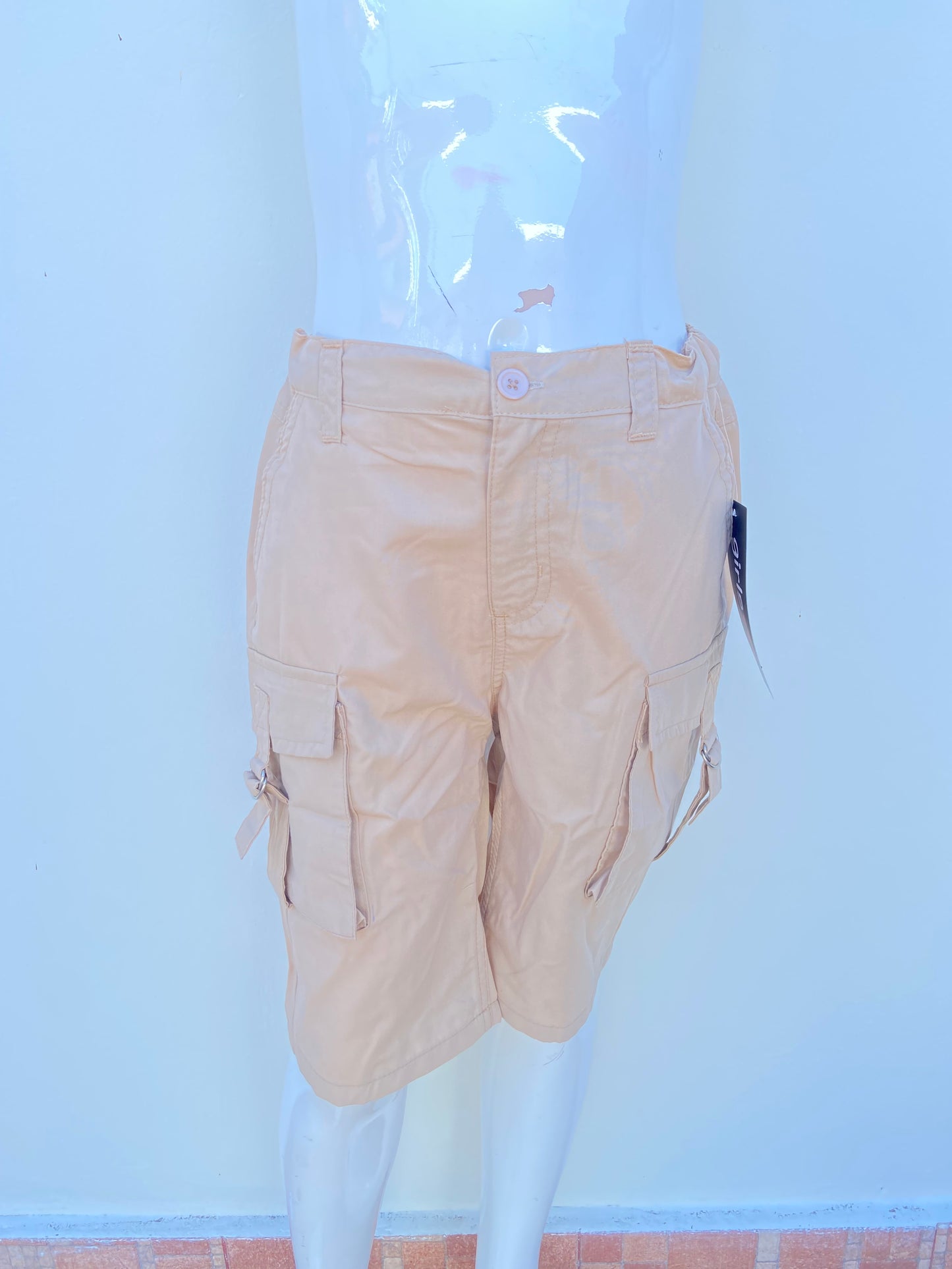 Bermuda GIRLS original, color kaki con bolsillos en los lados.