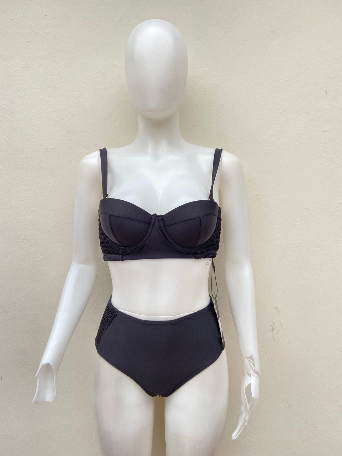 Biquini, negro con top estilo corset y tirantes ajustables.