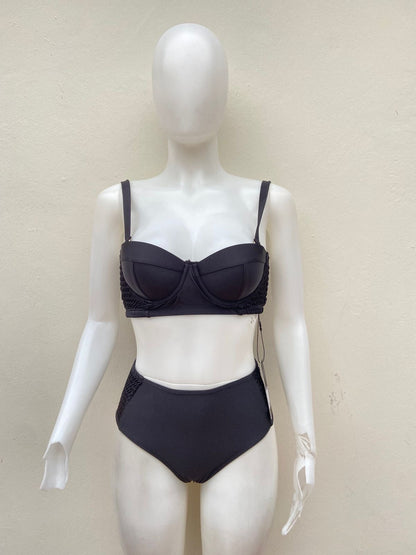 Biquini, negro con top estilo corset y tirantes ajustables.