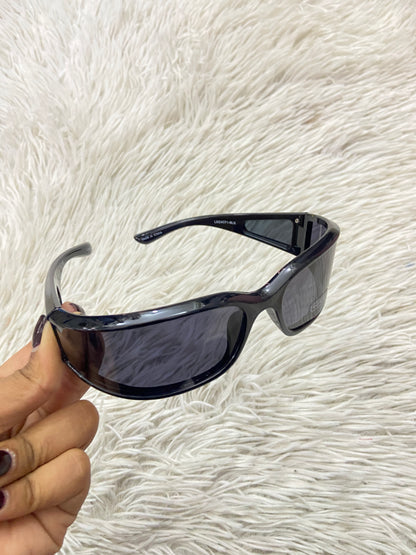 Lentes, diseñados con protección UV 100-400 para proteger tu visión. Negro pequeños con micas transparente.
