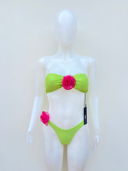 Biquini, verde limón con rosas rosadas en los lados.