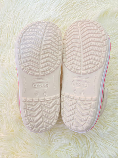 Sandalias CROCS original, crema con líneas rosadas y blancas.