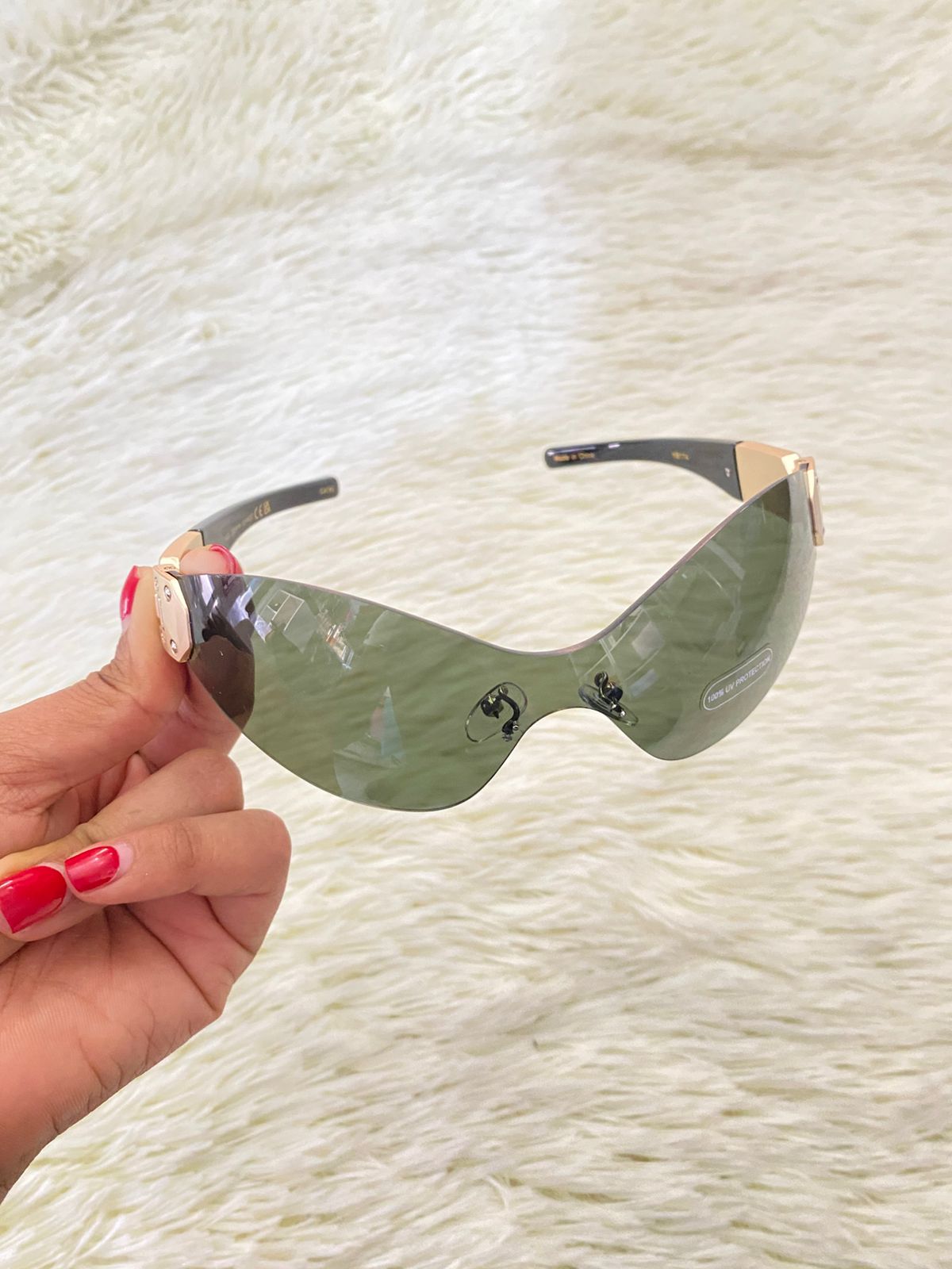 Lentes con micas verde y detalle en color dorado atrás.