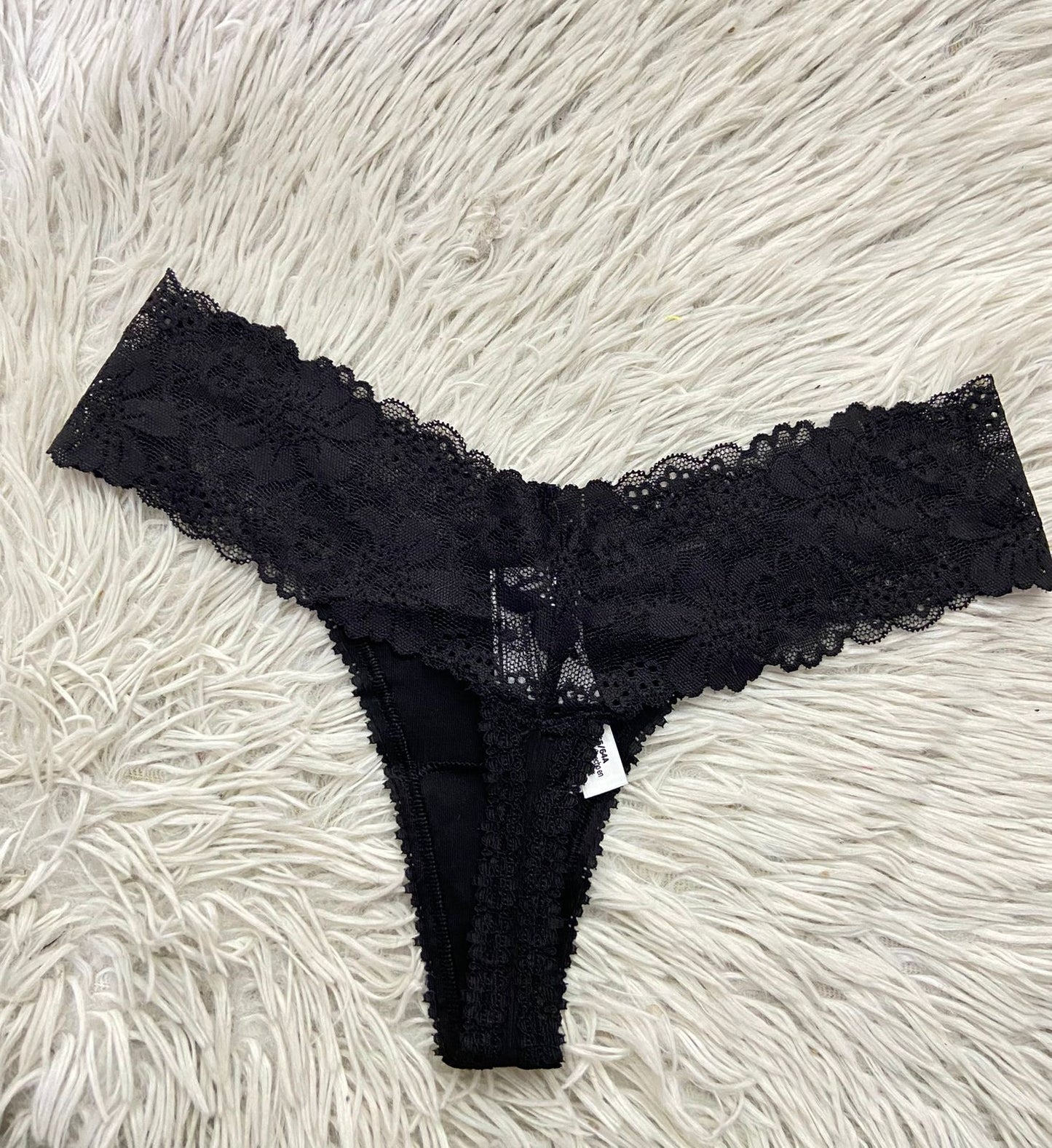 Panti PINK, negro liso con encaje en la parte superior, tanga.