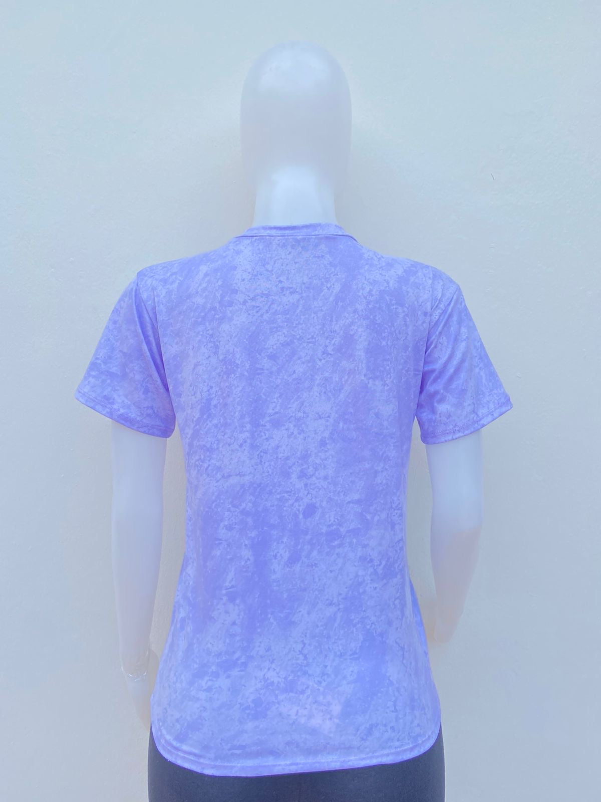 T-shirt, morado lila con blaco y estampado de una concha marina en color rosa y letras THE BEACH CLUB.