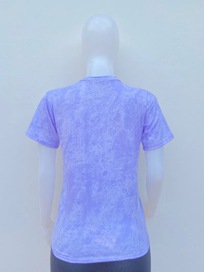 T-shirt, morado lila con blaco y estampado de una concha marina en color rosa y letras THE BEACH CLUB.