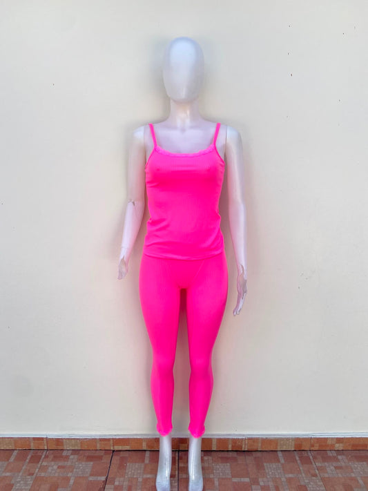 Conjunto en color rosado liso, franela y legging.