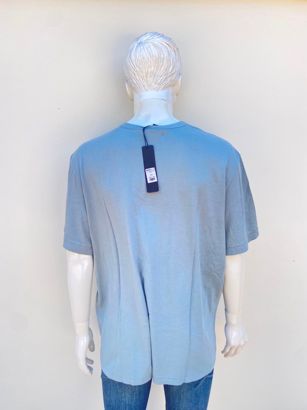 T-shirt verde claro liso con botones al frente.