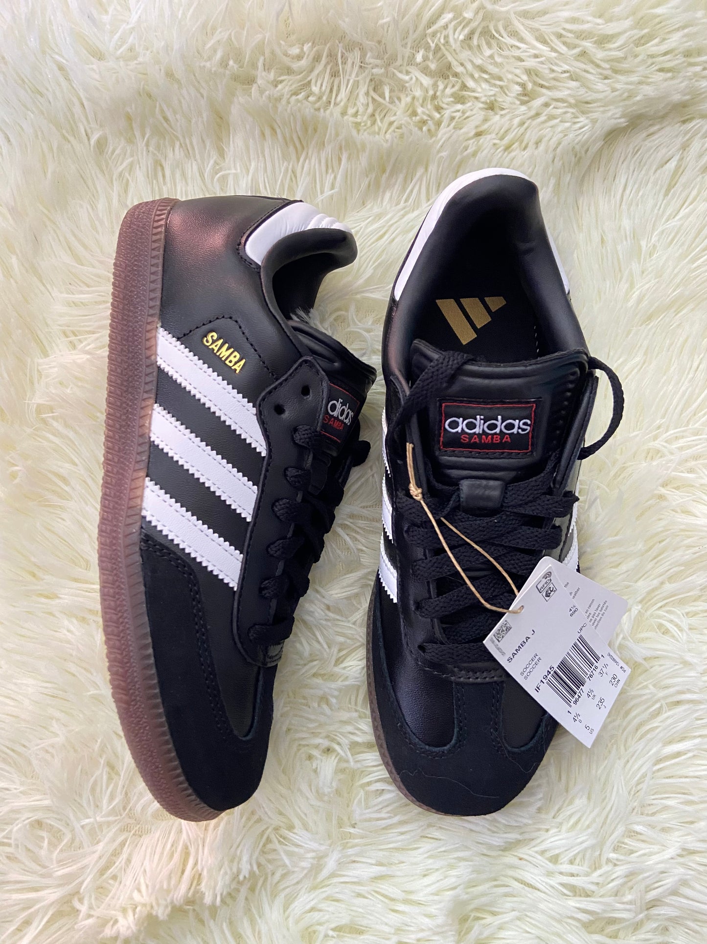 Tenis ADIDAS SAMBA original, negro con suelas en color marron, líneas en color blanco con letras SAMBA en dorado.