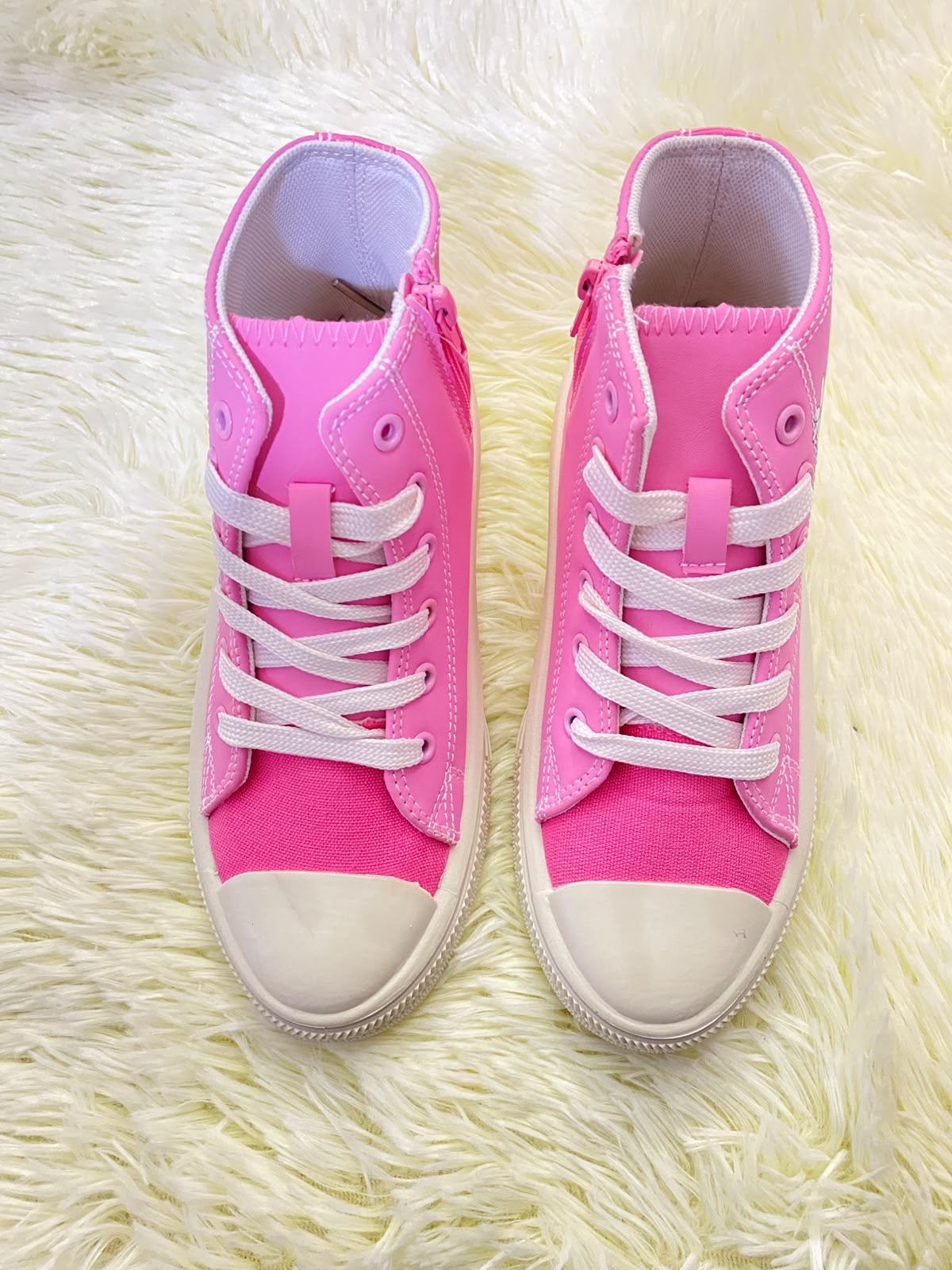 Tenis, rosados con suelas en color blanco y letras SUPER GIRLS y flores.