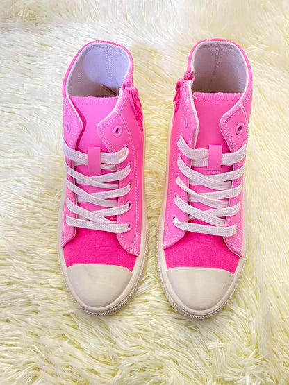 Tenis, rosados con suelas en color blanco y letras SUPER GIRLS y flores.