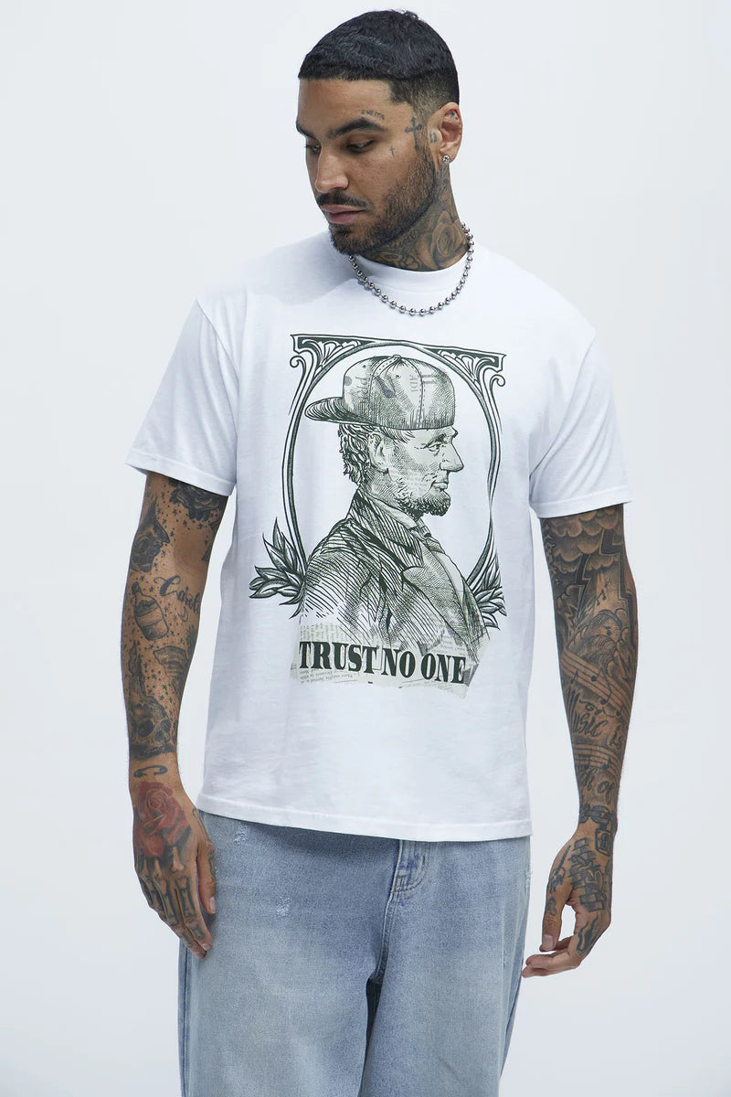 T-shirt, blanco con estampado de hombre en color verde y letras TRUST NO ONE.