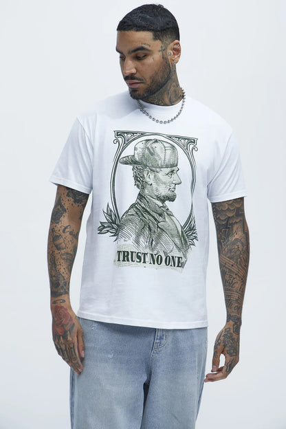 T-shirt, blanco con estampado de hombre en color verde y letras TRUST NO ONE.