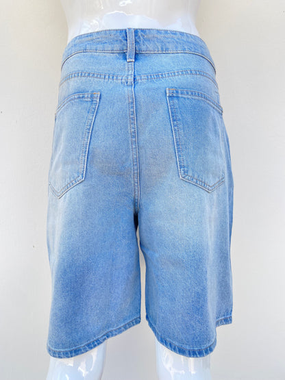 Bermuda jean azul claro con degradado blanco y brillos en color plateado.