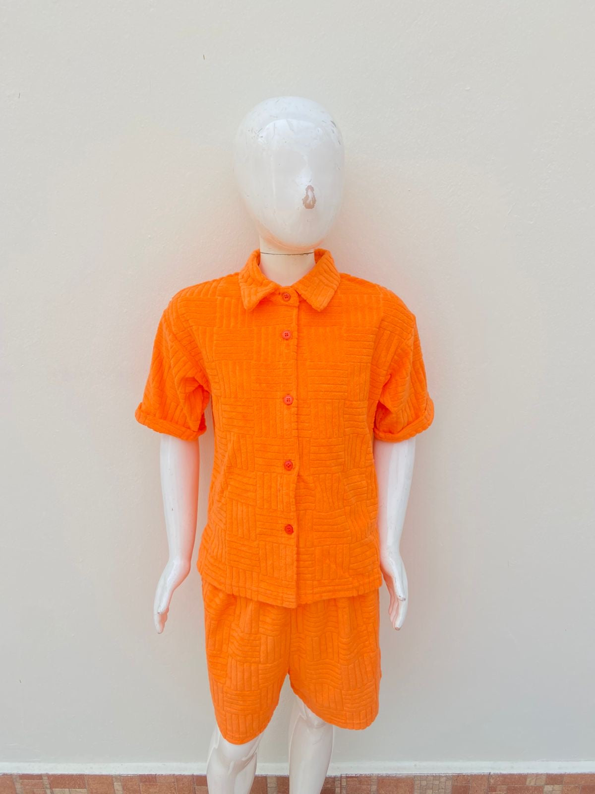 Conjunto para niñas, short y camisa en color naranja con estampado de lineas en tela terciopelo