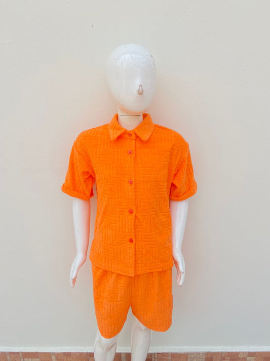 Conjunto short y camisa en color naranja con estampado de lineas en tela terciopelo