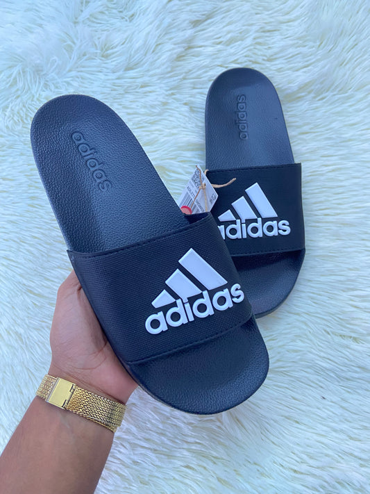Sandalias ADIDAS original, negra con  letras de la marca y logotipo en color blanco.