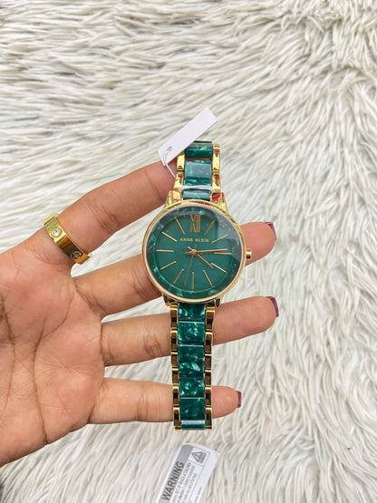 Reloj ANNE KLEIN original, color dorado con verde jade ( mármol ) con detalles dorados y verde.
