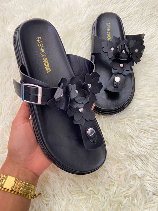 Sandalias, negra con flores en frente y correa ajustable.