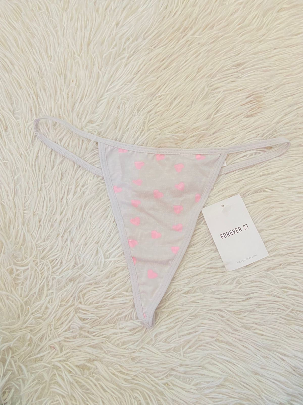 Panti Forever 21 original gris con estampado de corazones rosados, tanga.