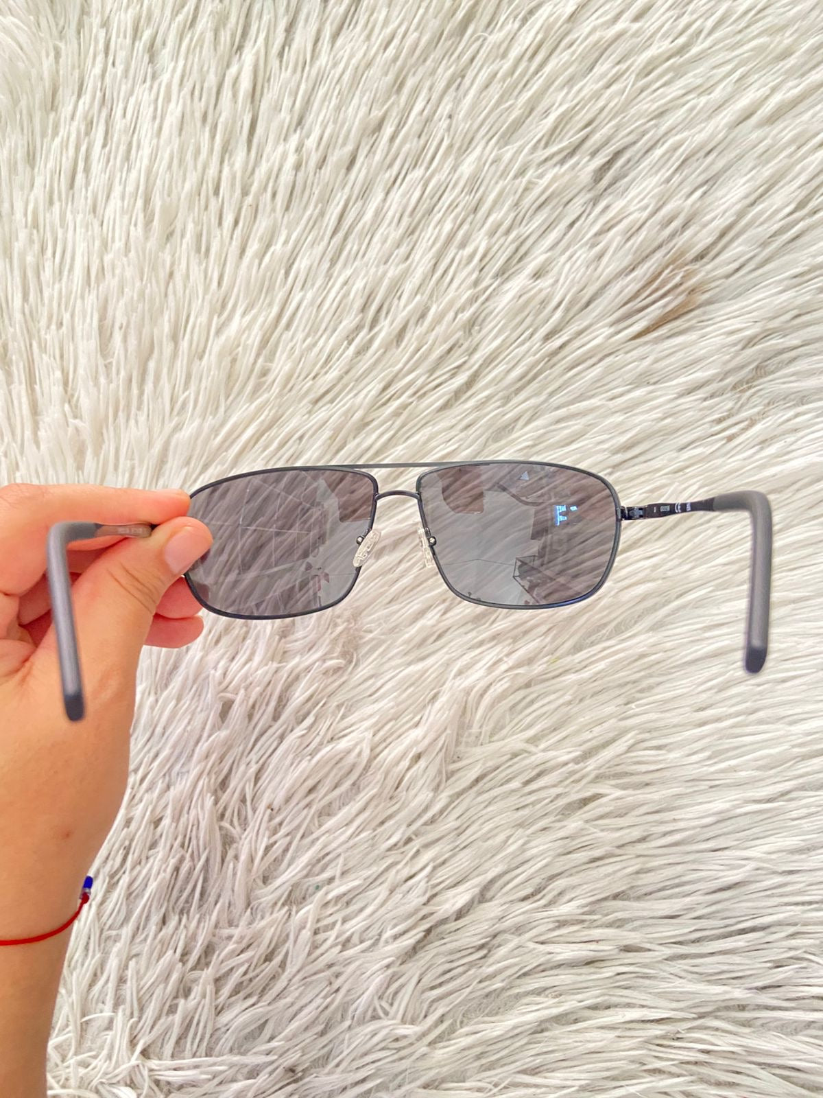 Lentes negros GUESS Original en color negro con micas oscuras nombre de la marca atras.