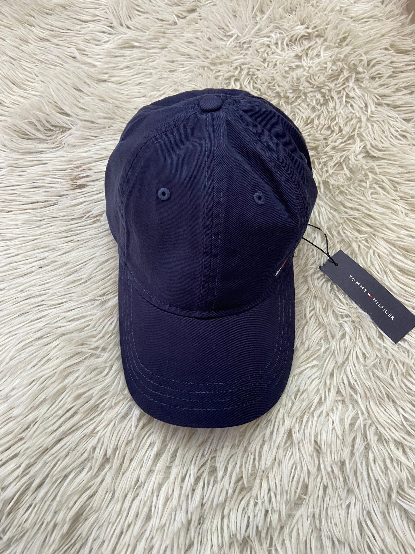 Gorra Tommy Hilfiger original azul marino con letras HILFIGER en blanco.