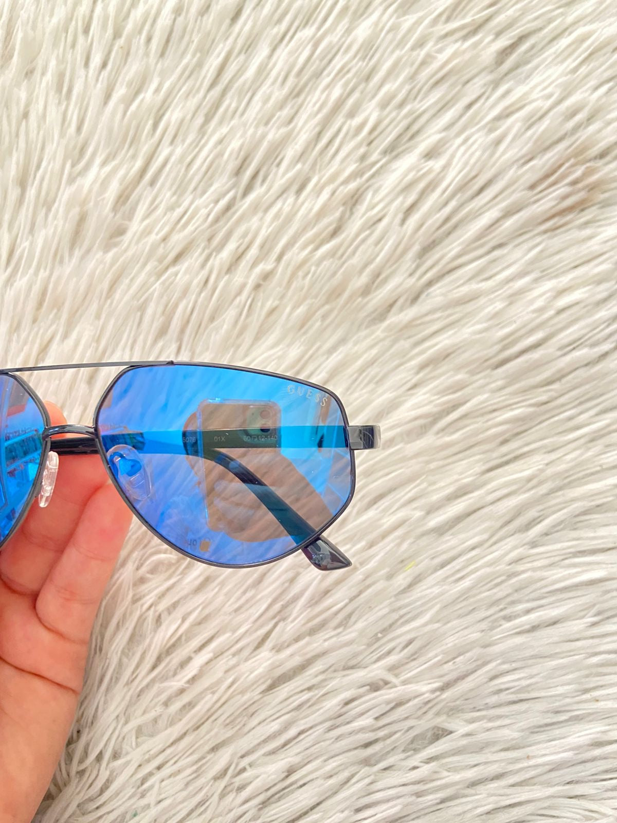 Lentes GUESS Original en color negro con micas oscuras y letra G atras.