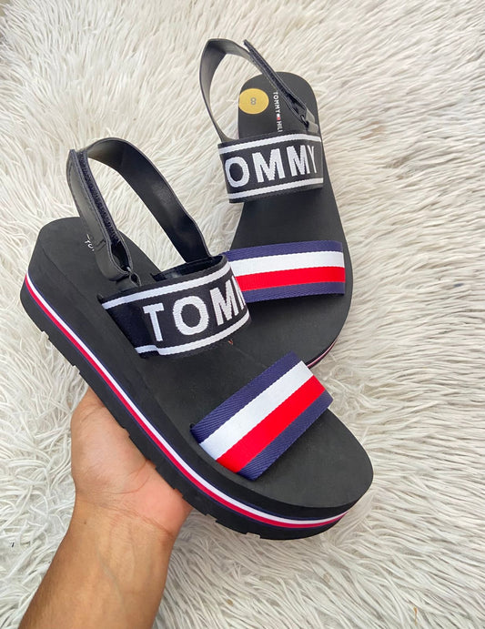 Sandalias TOMMY HILFIGER original, negra con banda Tommy al frente y letras TOMMY en color blanco en frente, plataformas.