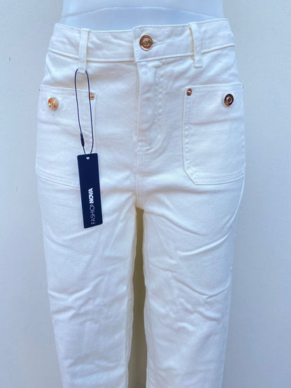 Pantalon blanco/crema ancho con botones en color dorado y bolsillos al frente.