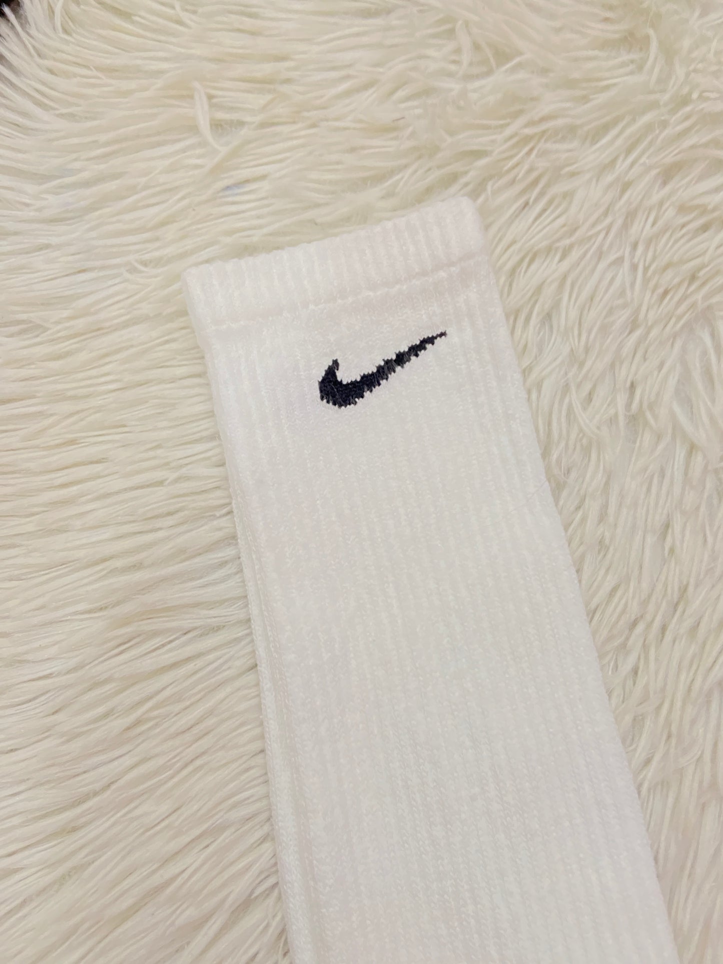 Medias Nike original blanca con logotipo de la marca en negro, altas.