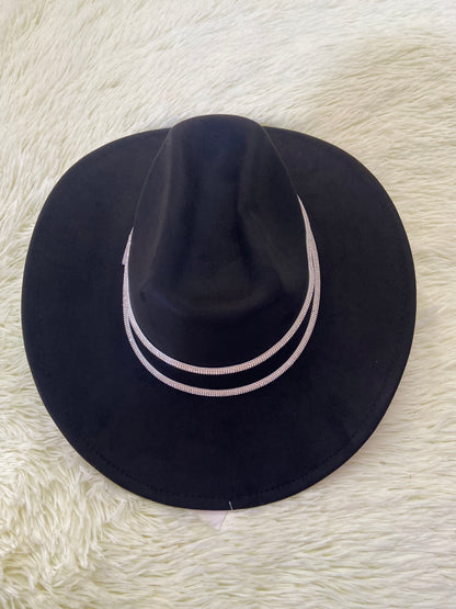 Sombrero, negro con lazo plateado con brillos.