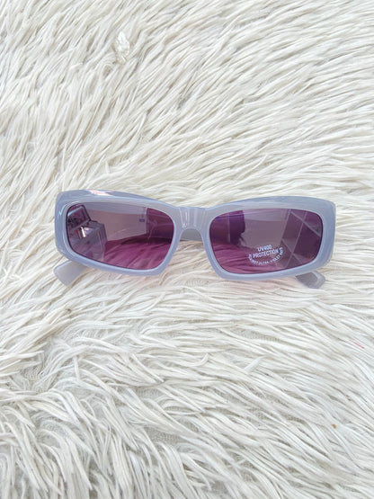 Lentes, diseñados con protección UV 100-400 para proteger tu visión. Gris con micas en morado oscuro.