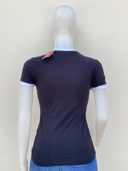 T-shirt GUESS original, negro con banda GUESS en frente y rayas blanca y roja.