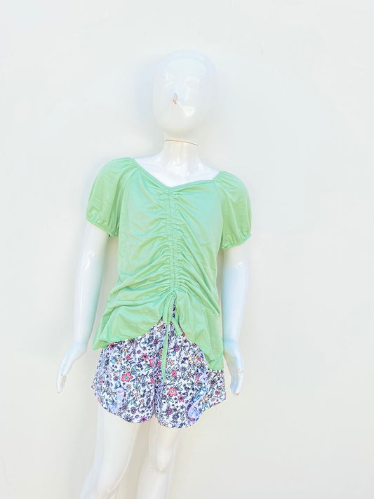 Conjunto POOF GIRL original, blusa verde y short blanco con flores y lazo verde.