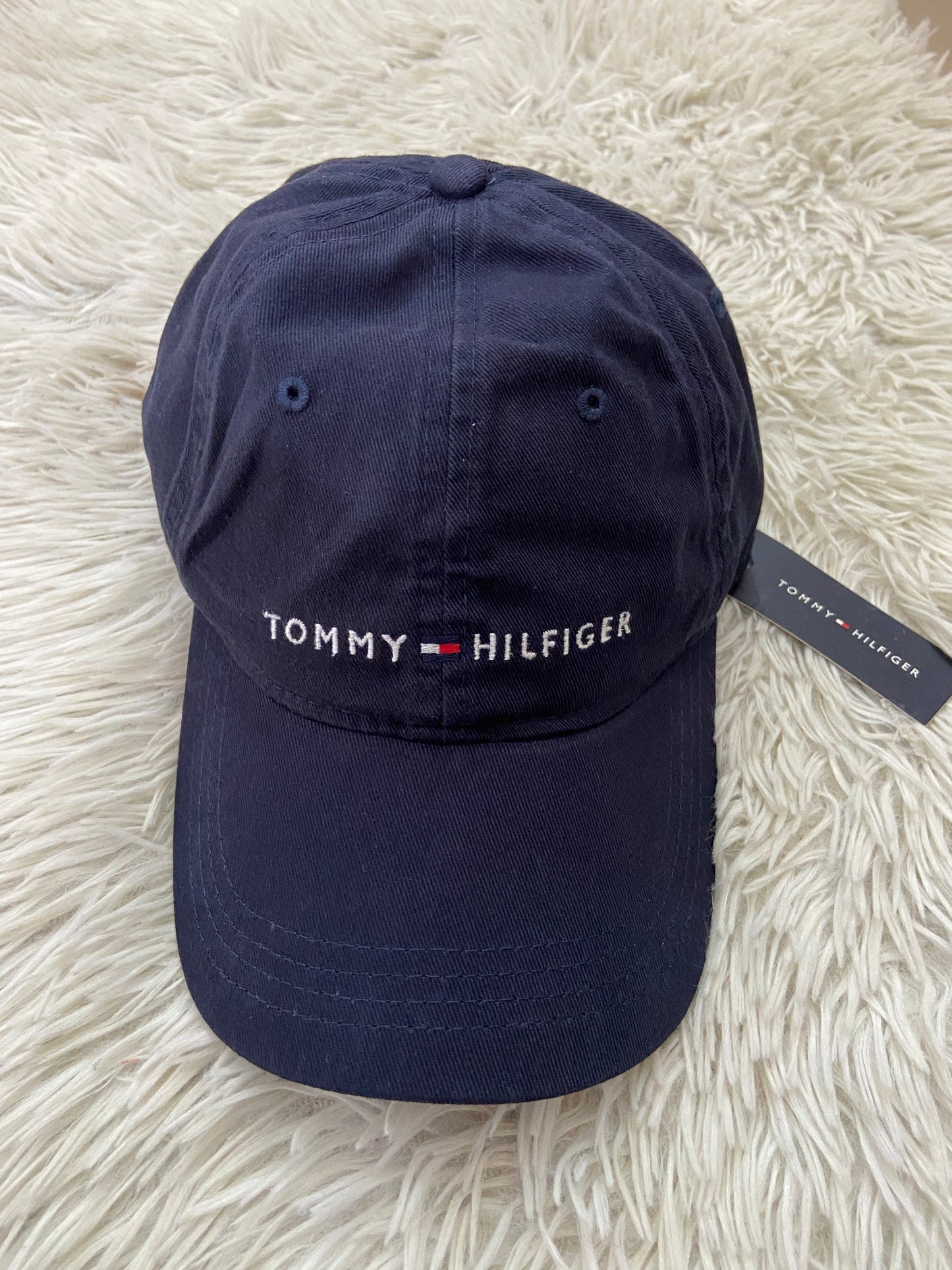 Gorra Tommy Hilfiger original azul marino, con letras TOMMY HILFIGER en blanco y correa marrón.