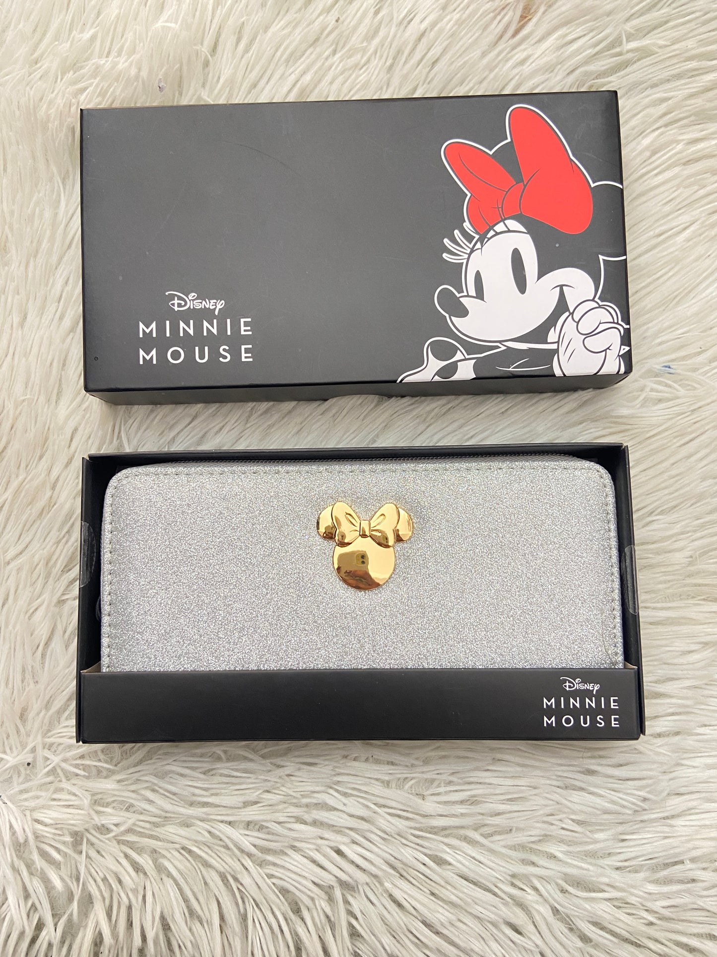 Monedero Disney original x Minnie Mouse, plateado con brillos y logotipo de Minnie en dorado.