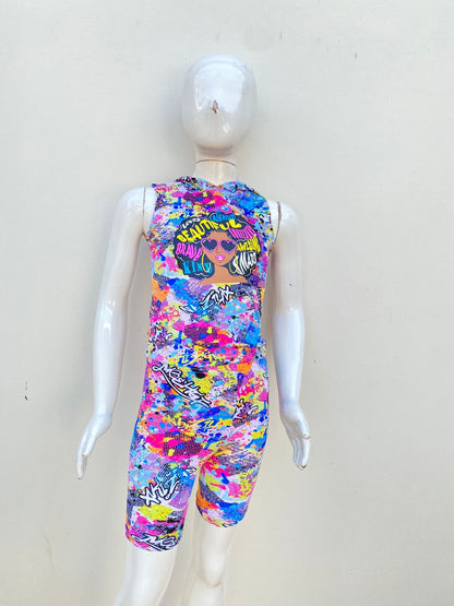 Conjunto Girls original, multicolor con estampado de chica rizada y letras Beautiful al rededor.