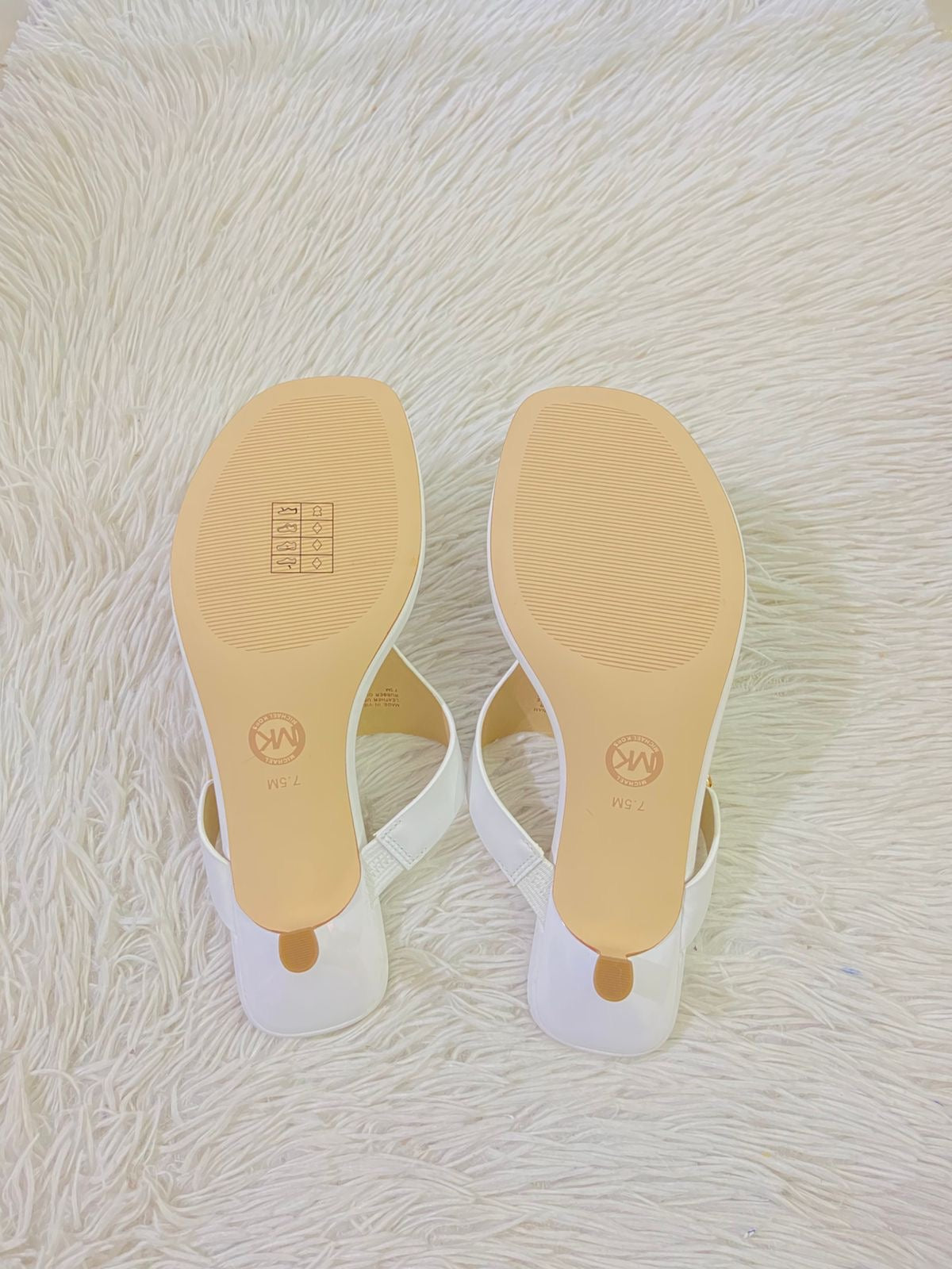 Zapatillas MICHAEL KORS original blanca con placa MK en dorado.