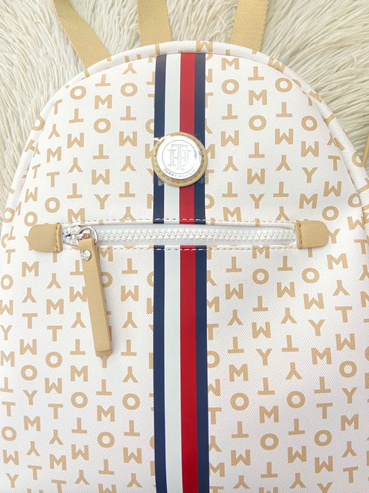 Mochila TOMMY HILFIGER Original en color blanco con estampado de letras de la marca en color plateado y placa de la marca al frente