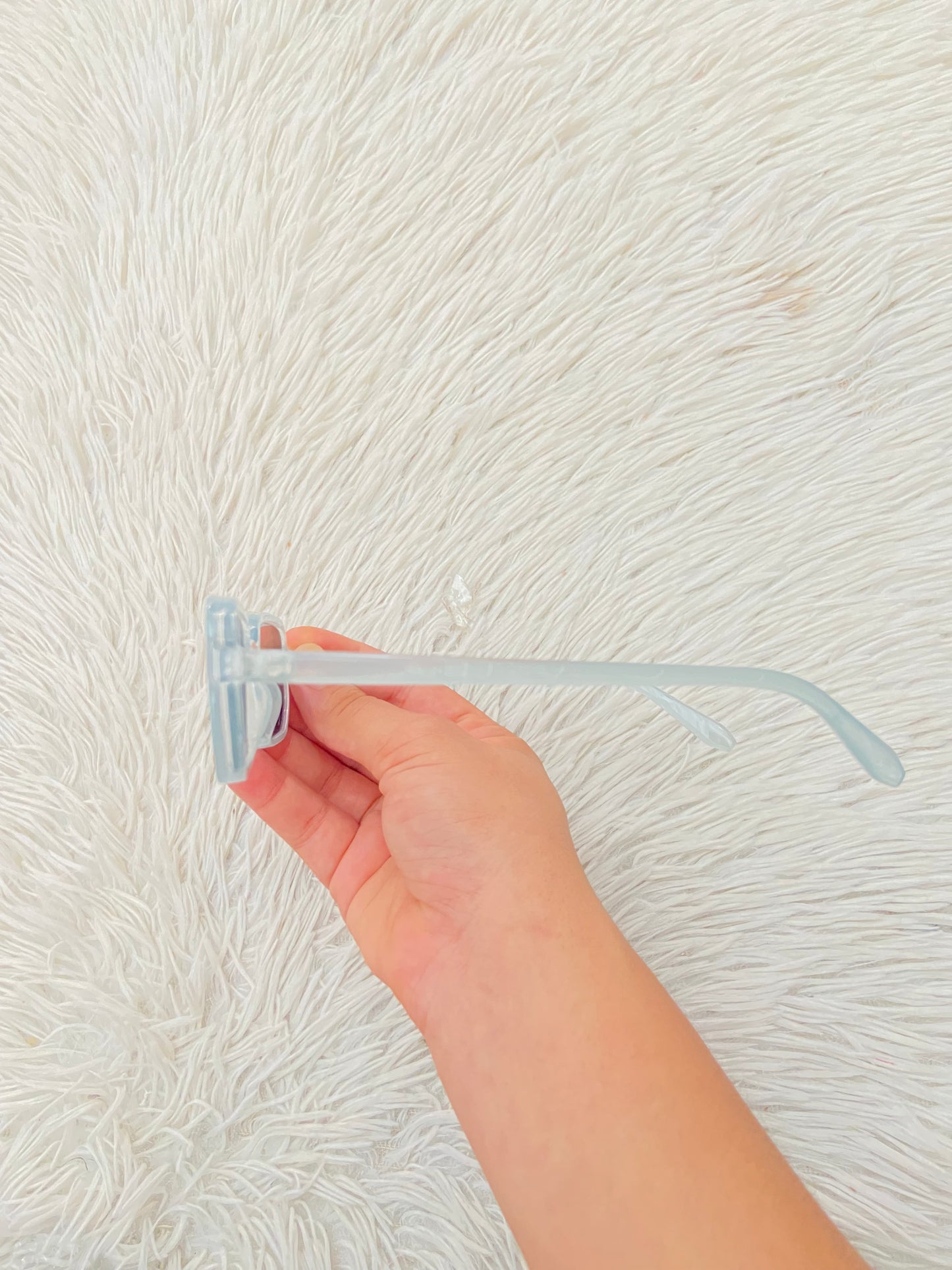 Lentes, azul claro con micas oscuras, cuadrados.