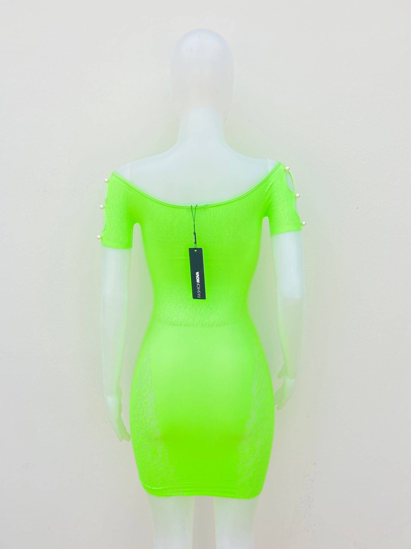 Vestido Fashion Nova original verde Neón con abierto en frente.