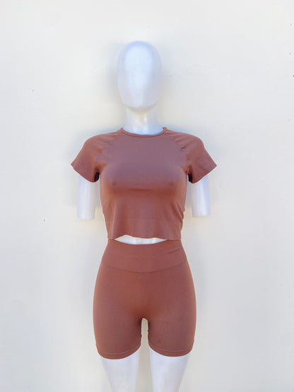 Conjunto, marron ( chocolate), de legging corta y top.